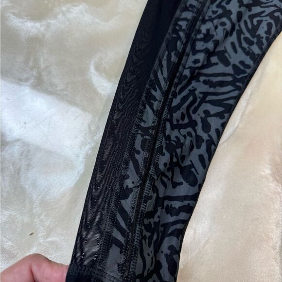 Lululemon Hot to Street Crop Biggie Brushed Animal Coal Black Legging Size 4 EUC - Picture 10 of 11